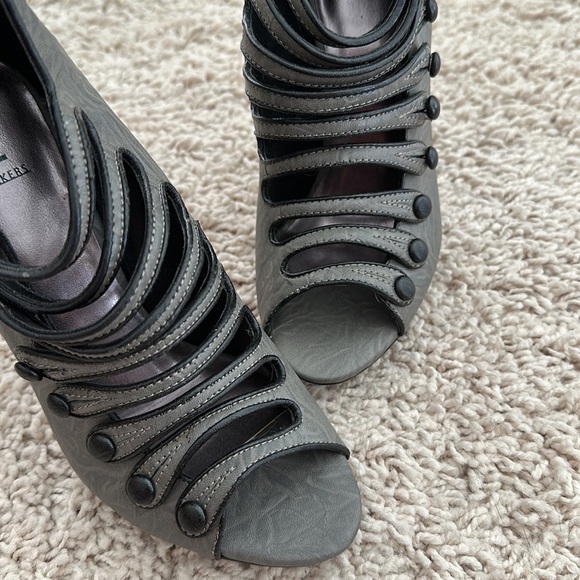Gray ankle booties, peep, toe with buttons, open up to the top-perfect condition - Picture 6 of 16